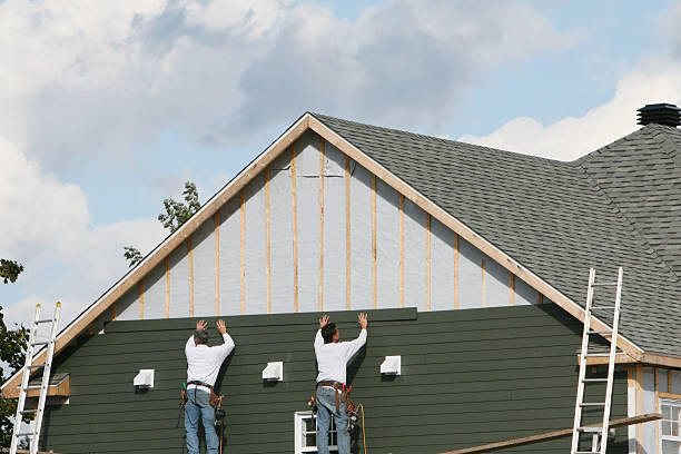 Professional Vinyl Siding technician working in Cape Coral, FL